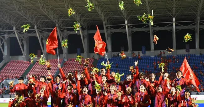 Đội tuyển nữ Việt Nam ăn mừng chức vô địch SEA Games 31 trên bục nhận huy chương.